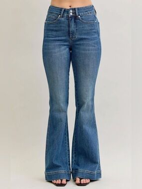 Judy Blue
High-Rise
Tummy Control
Flare Fit Jeans
Size 5/27
Med Wash